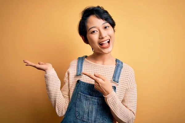Jong Mooi Aziatisch Meisje Dragen Casual Denim Overalls Geïsoleerde Gele — Stockfoto