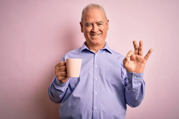 Homem Hoary Bonito Meia Idade Bebendo Caneca Café Sobre Fundo — Fotografia de Stock