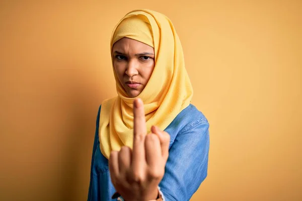 Jovem Mulher Bonita Com Cabelo Encaracolado Vestindo Árabe Tradicional Hijab — Fotografia de Stock