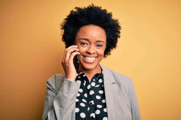 Mulher Afro Americana Africana Jovem Com Cabelos Cacheados Conversando Smartphone — Fotografia de Stock
