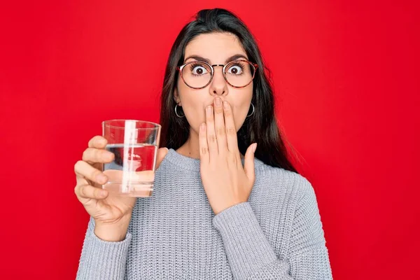 Jovem Mulher Bonita Bebendo Copo Água Doce Sobre Isolado Vermelho — Fotografia de Stock
