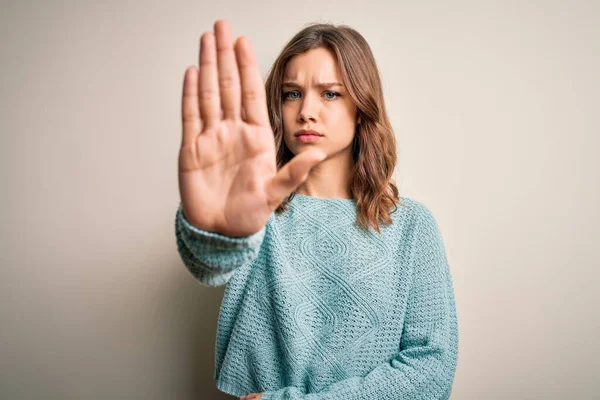 Jong Blond Meisje Draagt Casual Blauwe Winter Trui Geïsoleerde Achtergrond — Stockfoto