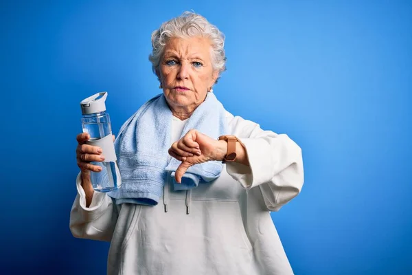 Senior Beautiful Sporty Woman Holding Bottle Water Standing Isolated Blue — Stock Photo, Image