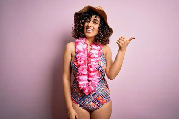 Junge Schöne Araberin Urlaub Badeanzug Und Hawaiianischen Lei Blumen Lächelnd — Stockfoto