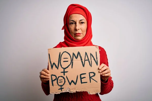 Frau Mittleren Alters Trägt Muslimischen Hijab Und Fordert Frauenrechte Hält — Stockfoto