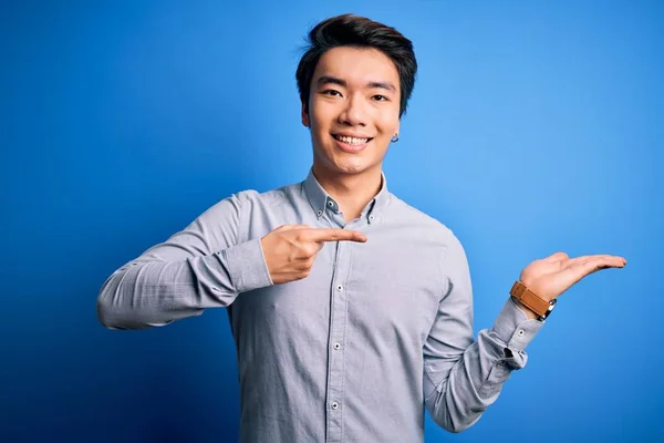 Joven Hombre Chino Guapo Con Camisa Casual Pie Sobre Fondo —  Fotos de Stock