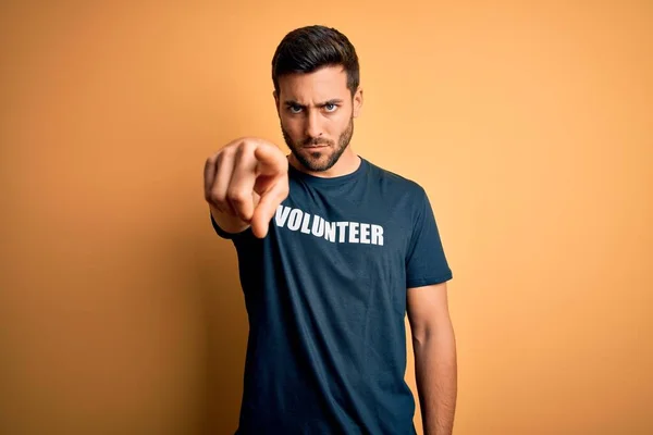 Jovem Bonito Com Barba Voluntariado Vestindo Camiseta Com Mensagem Voluntária — Fotografia de Stock