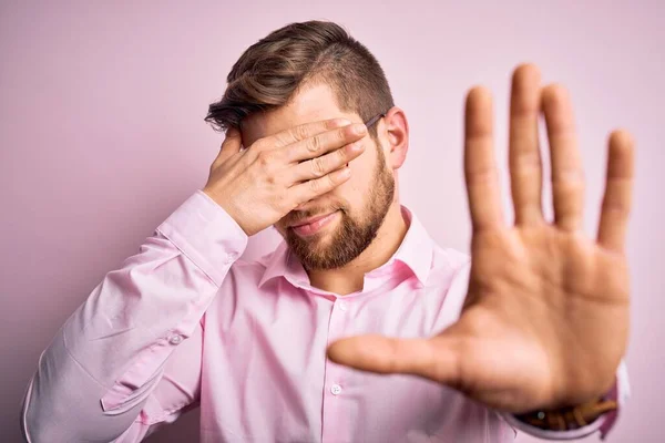 Ung Snygg Blond Man Med Skägg Och Blå Ögon Bär — Stockfoto