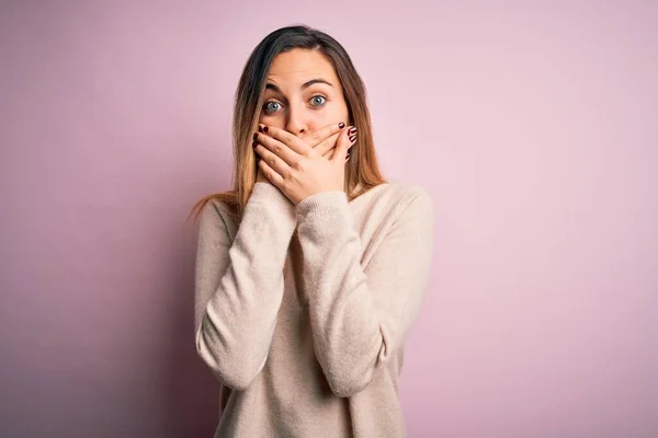 Schöne Blonde Frau Mit Blauen Augen Die Rollkragenpullover Über Rosa — Stockfoto