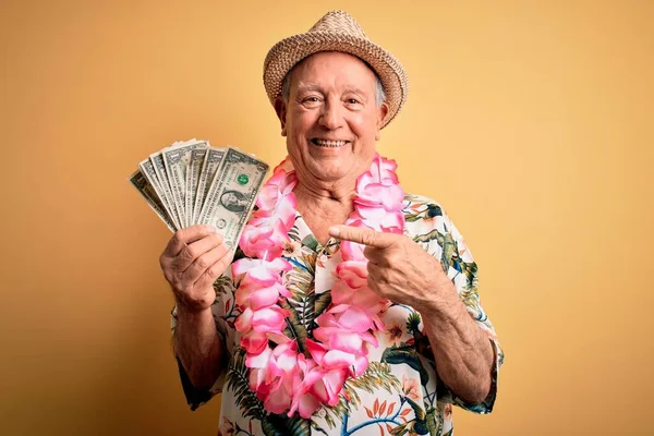 Grauhaariger Älterer Mann Mit Sommermütze Und Hawaiianischem Lei Der Ein — Stockfoto