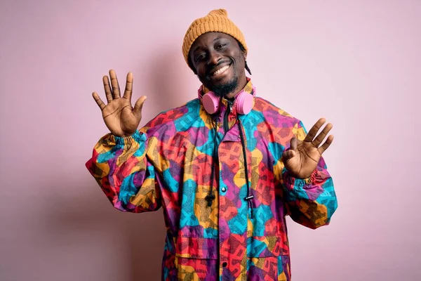 Giovane Bell Uomo Afro Americano Che Indossa Cappotto Colorato Cappuccio — Foto Stock