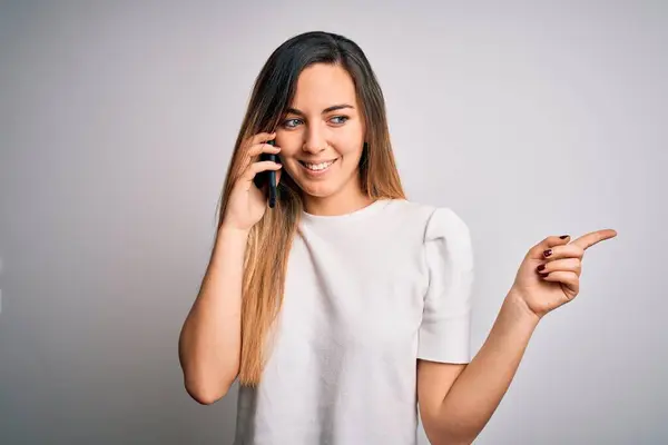 Young Beautiful Brunette Woman Having Conversation Talking Smartphone Very Happy — Stock Photo, Image