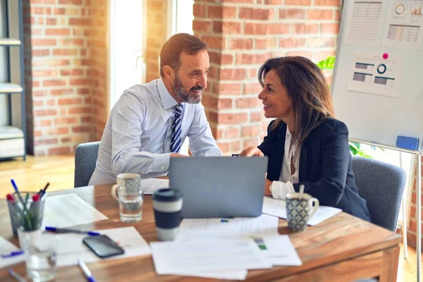 Dos Trabajadores Mediana Edad Sonriendo Felices Confiados Trabajar Juntos Con — Foto de Stock