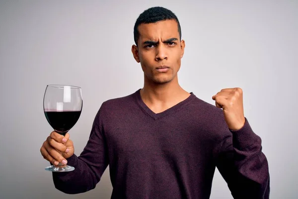 Schöner Afrikanisch Amerikanischer Sommelier Mann Der Ein Glas Rotwein Vor — Stockfoto