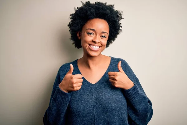 Ung Vacker Afroamerikansk Afro Kvinna Med Lockigt Hår Bär Casual — Stockfoto