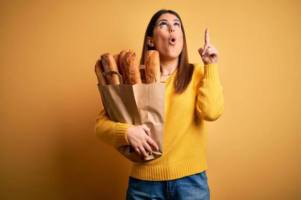 Joven Mujer Hermosa Sosteniendo Una Bolsa Pan Fresco Saludable Sobre — Foto de Stock