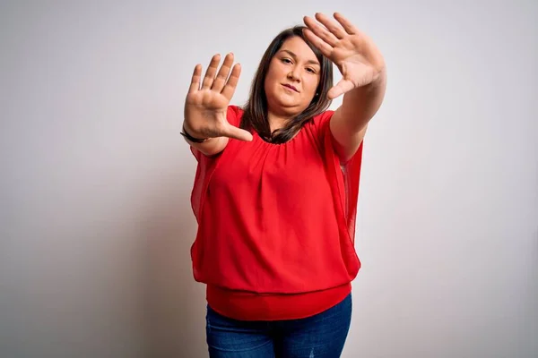 Bella Bruna Size Donna Indossa Casual Shirt Rossa Sfondo Bianco — Foto Stock