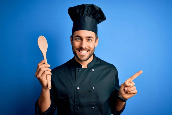 Jovem Fogão Homem Com Barba Vestindo Uniforme Segurando Colher Madeira — Fotografia de Stock