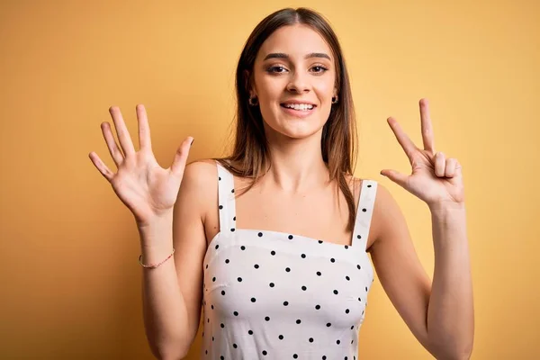 Jong Mooi Brunette Vrouw Dragen Casual Jurk Staan Gele Achtergrond — Stockfoto