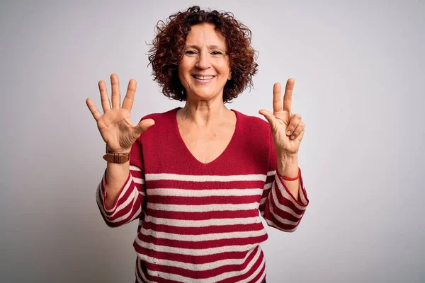 Middelbare Leeftijd Mooie Krullend Haar Vrouw Dragen Casual Gestreepte Trui — Stockfoto