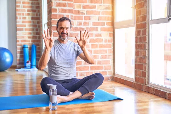 Gut Aussehender Sportler Mittleren Alters Sitzt Auf Einer Matte Und — Stockfoto