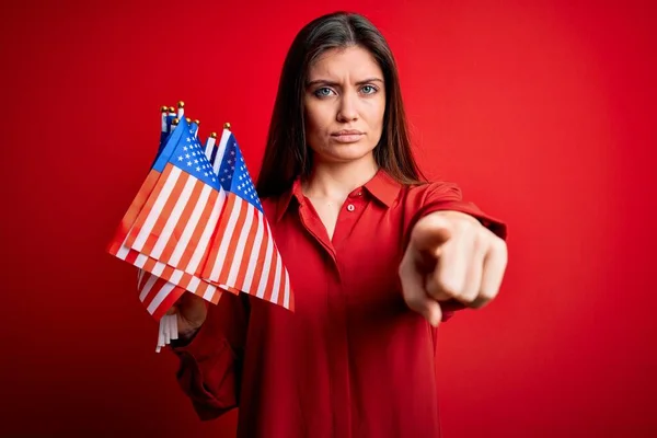 Ung Vacker Patriotisk Kvinna Med Blå Ögon Håller Usa Flaggor — Stockfoto