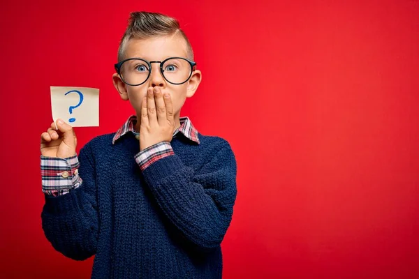 Kleines Kaukasisches Kind Mit Brille Papiernote Mit Fragezeichen Deckel Mund — Stockfoto