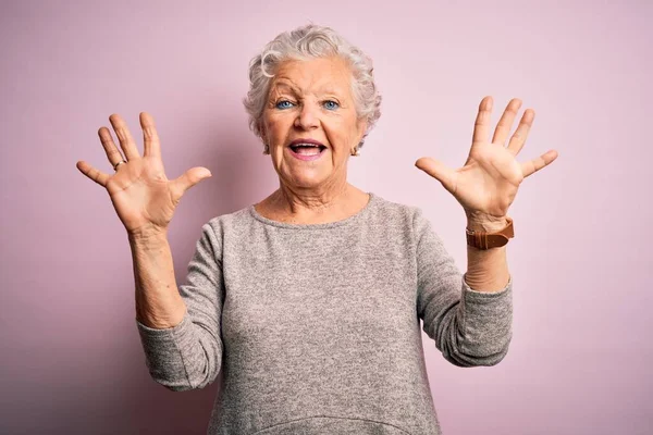 Ältere Schöne Frau Lässigem Shirt Vor Isoliertem Rosa Hintergrund Zeigt — Stockfoto