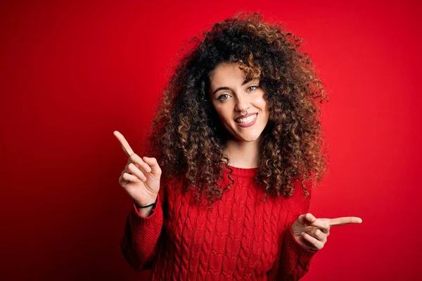 Mulher Bonita Nova Com Cabelo Encaracolado Piercing Vestindo Camisola Vermelha — Fotografia de Stock