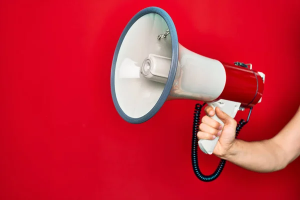 Hermosa Mano Hombre Sosteniendo Megáfono Sobre Fondo Rojo Aislado — Foto de Stock