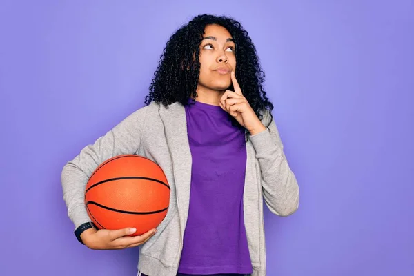 Afro Amerikalı Kıvırcık Spor Kadın Basketbol Topunu Mor Arka Planda — Stok fotoğraf