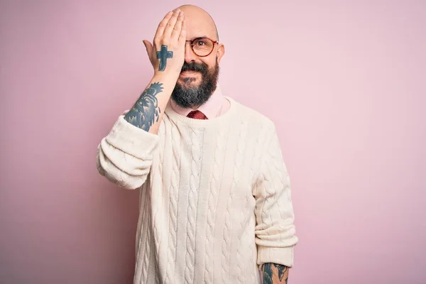 Przystojny Łysy Mężczyzna Brodą Tatuażem Okularach Swetrze Różowym Tle Zakrywający — Zdjęcie stockowe
