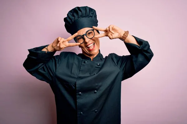 Middelbare Leeftijd Brunette Chef Kok Vrouw Dragen Fornuis Uniform Hoed — Stockfoto