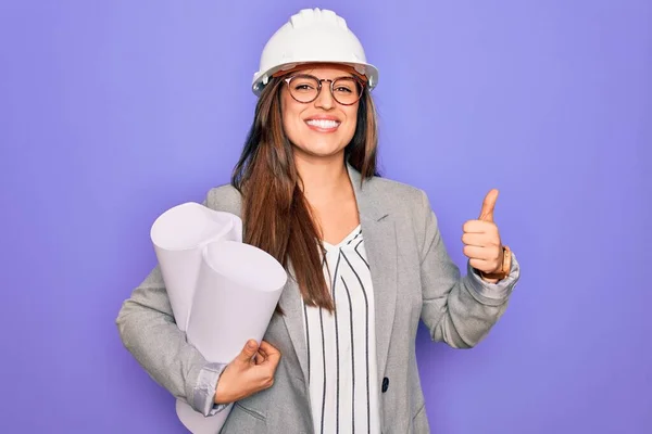 Jonge Spaanse Architect Vrouw Dragen Bouwer Hoed Houden Blauwdrukken Gele — Stockfoto