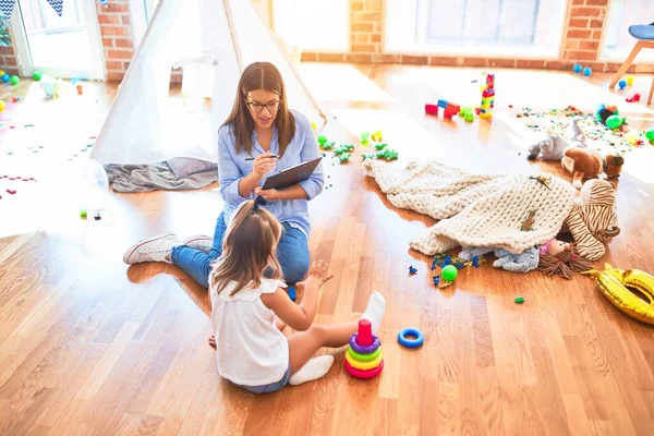 Junge Therapeutin Beim Sprechen Und Behandeln Von Kindern Beraterin Und — Stockfoto