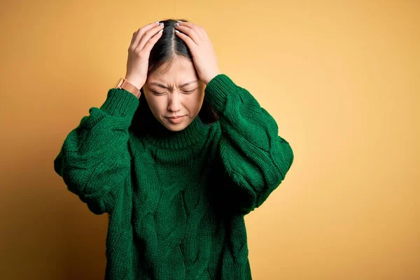 Jovem Bela Mulher Asiática Vestindo Camisola Inverno Verde Sobre Fundo — Fotografia de Stock