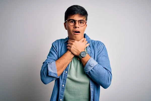 Mladý Pohledný Muž Neformální Košili Brýlích Izolovaném Bílém Pozadí Křičí — Stock fotografie