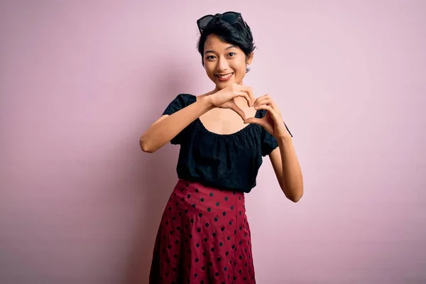 Mladá Krásná Asijská Dívka Sobě Ležérní Šaty Stojící Nad Izolované — Stock fotografie