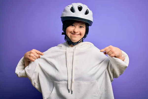 Jonge Beneden Syndroom Fietser Vrouw Dragen Veiligheid Fiets Helm Paarse — Stockfoto