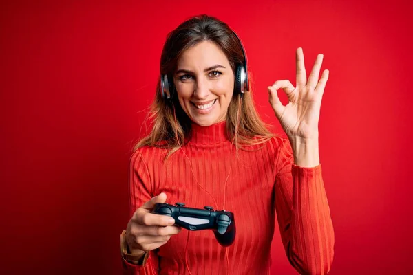 Joven Hermosa Morena Gamer Mujer Jugando Videojuego Usando Alegre Auriculares — Foto de Stock