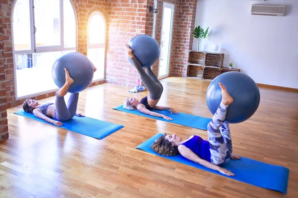 Genç Güzel Bir Grup Sporcu Kadın Yoga Yapıyor Spor Salonunda — Stok fotoğraf