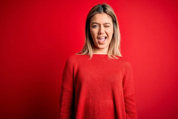 Jovem Bela Mulher Loira Vestindo Camisola Casual Sobre Vermelho Isolado — Fotografia de Stock