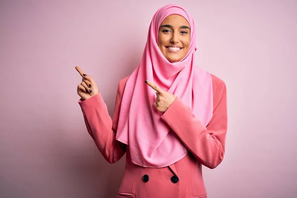 Joven Hermosa Mujer Negocios Morena Vistiendo Hijab Musulmán Rosa Chaqueta — Foto de Stock