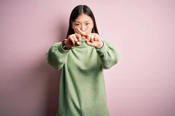Молода Красива Азіатка Зеленому Зимовому Светрі Рожевому Фоні Вираз Відторгнення — стокове фото
