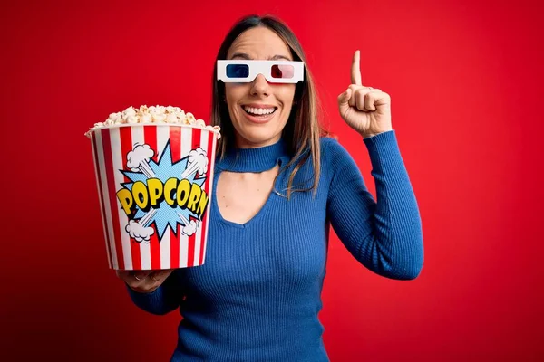 Mladá Blondýnka Nosí Brýle Jíst Balíček Popcornu Sledování Filmu Kině — Stock fotografie