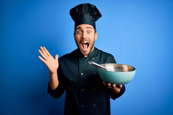 Joven Cocinero Con Barba Vistiendo Uniforme Usando Batidor Tazón Sobre — Foto de Stock