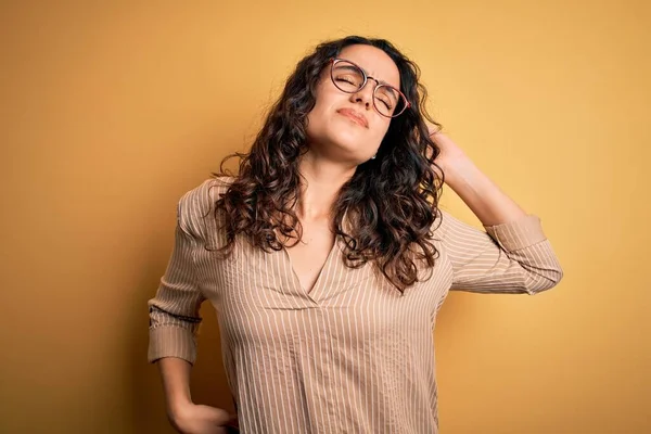 Hermosa Mujer Con Pelo Rizado Con Camisa Rayas Gafas Sobre —  Fotos de Stock