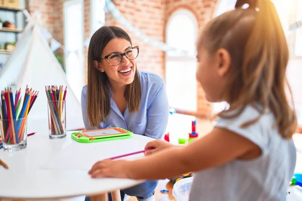 Blank Meisje Kind Spelen Leren Speelschool Met Vrouwelijke Leraar Moeder — Stockfoto