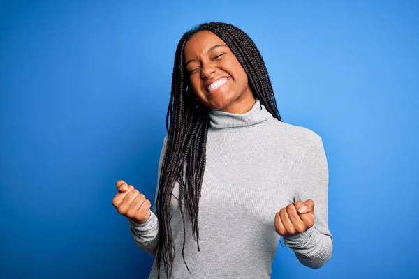 Ung Afrikansk Amerikansk Kvinna Står Klädd Avslappnad Polotröja Över Blå — Stockfoto