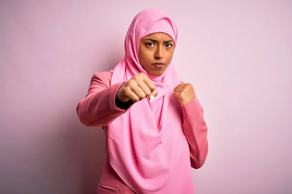 Fiatal Afro Amerikai Visel Muszlim Hidzsáb Izolált Rózsaszín Háttér Ütés — Stock Fotó